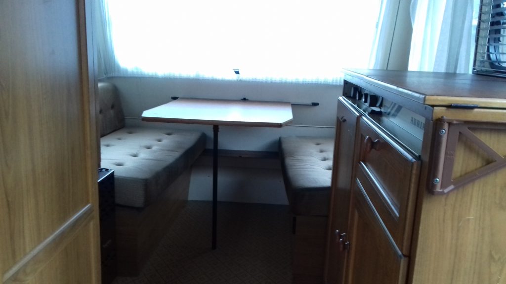 Voor-foto 1: de grote zit met keukentje