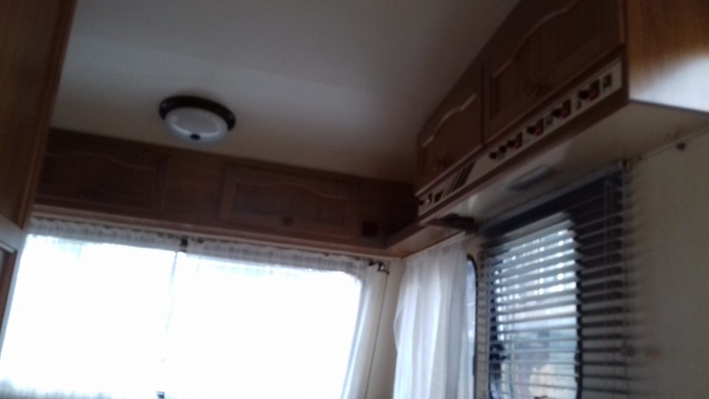 Voor-foto 2: bovenkastjes boven grote zit / keukentje