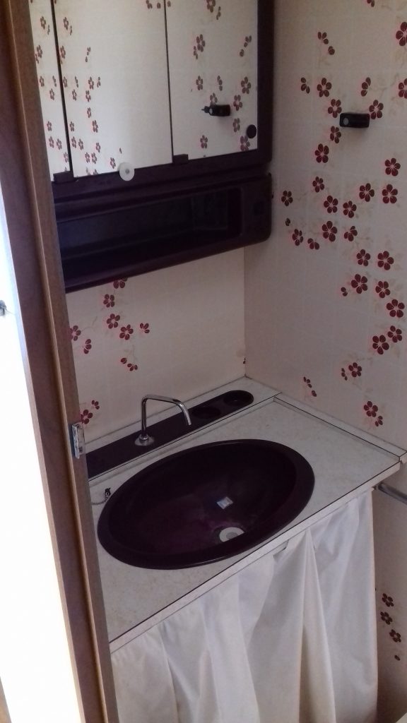 Voor-foto 4: toiletruimte met wastafeltje