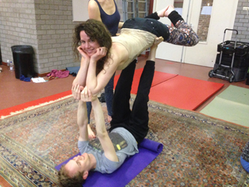 Tamara vliegend tijdens acroyoga